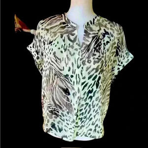 VICI ladies Small blouse NWOT. Never worn. Short sleeve animal print